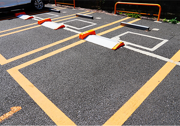 フラップ版付きの駐車場